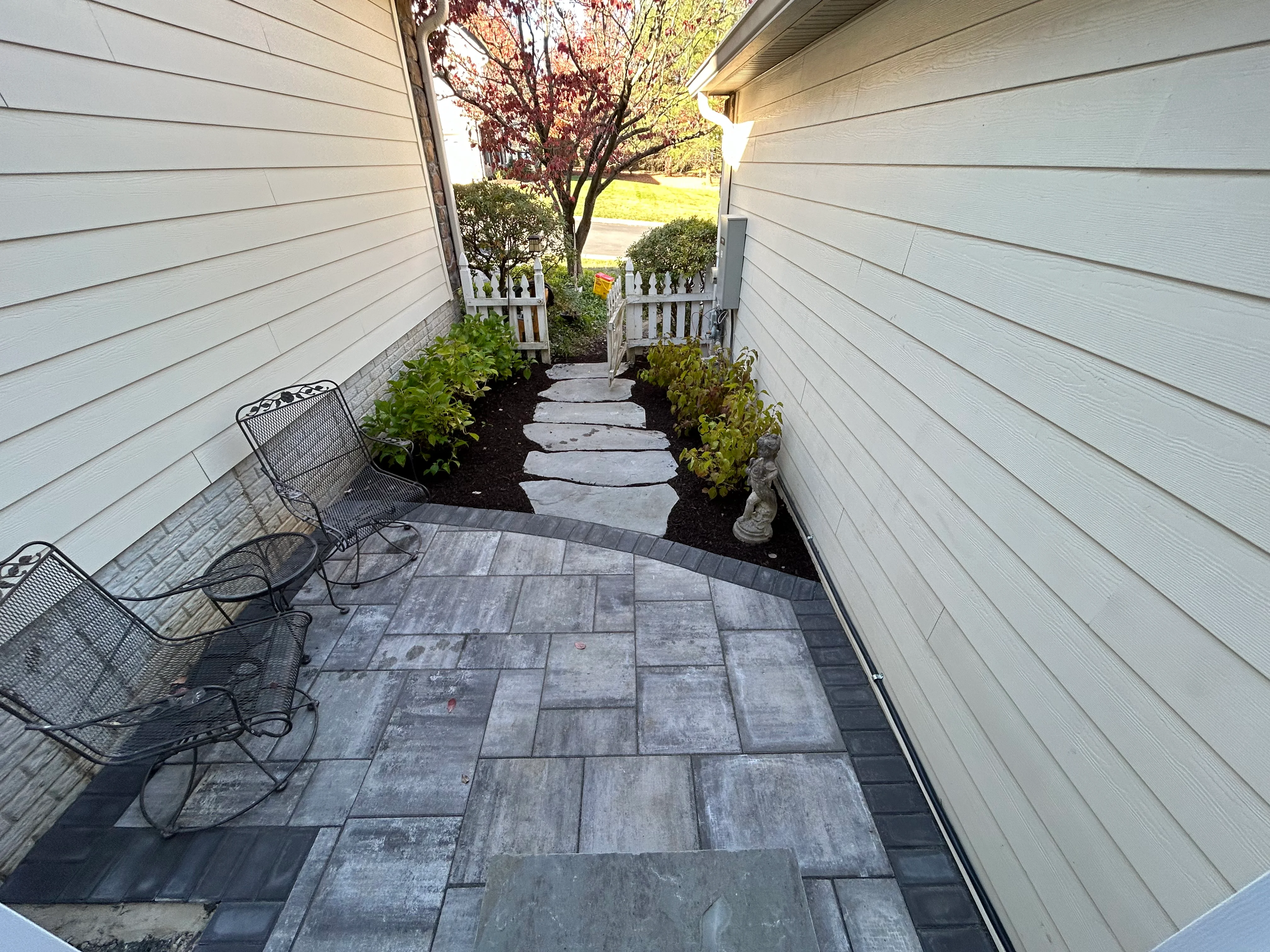 Side Yard Patio and Planting Design